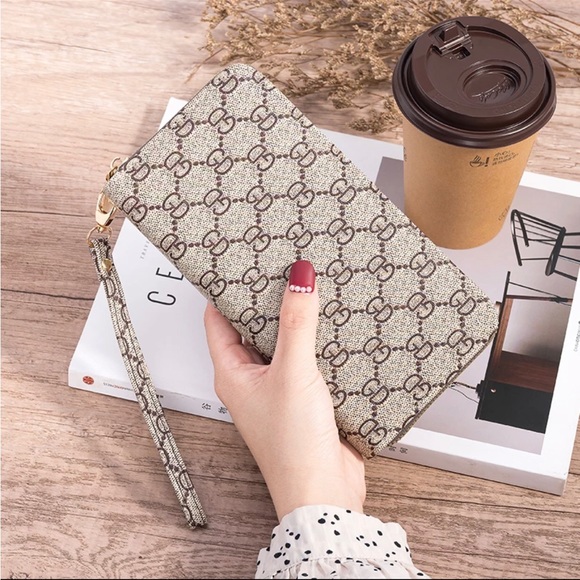 Beautiful ladies wallet with wrist strap. (brand new) - Picture 1 of 5